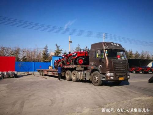 力王多款拖拉机产品发往新疆,内蒙古!